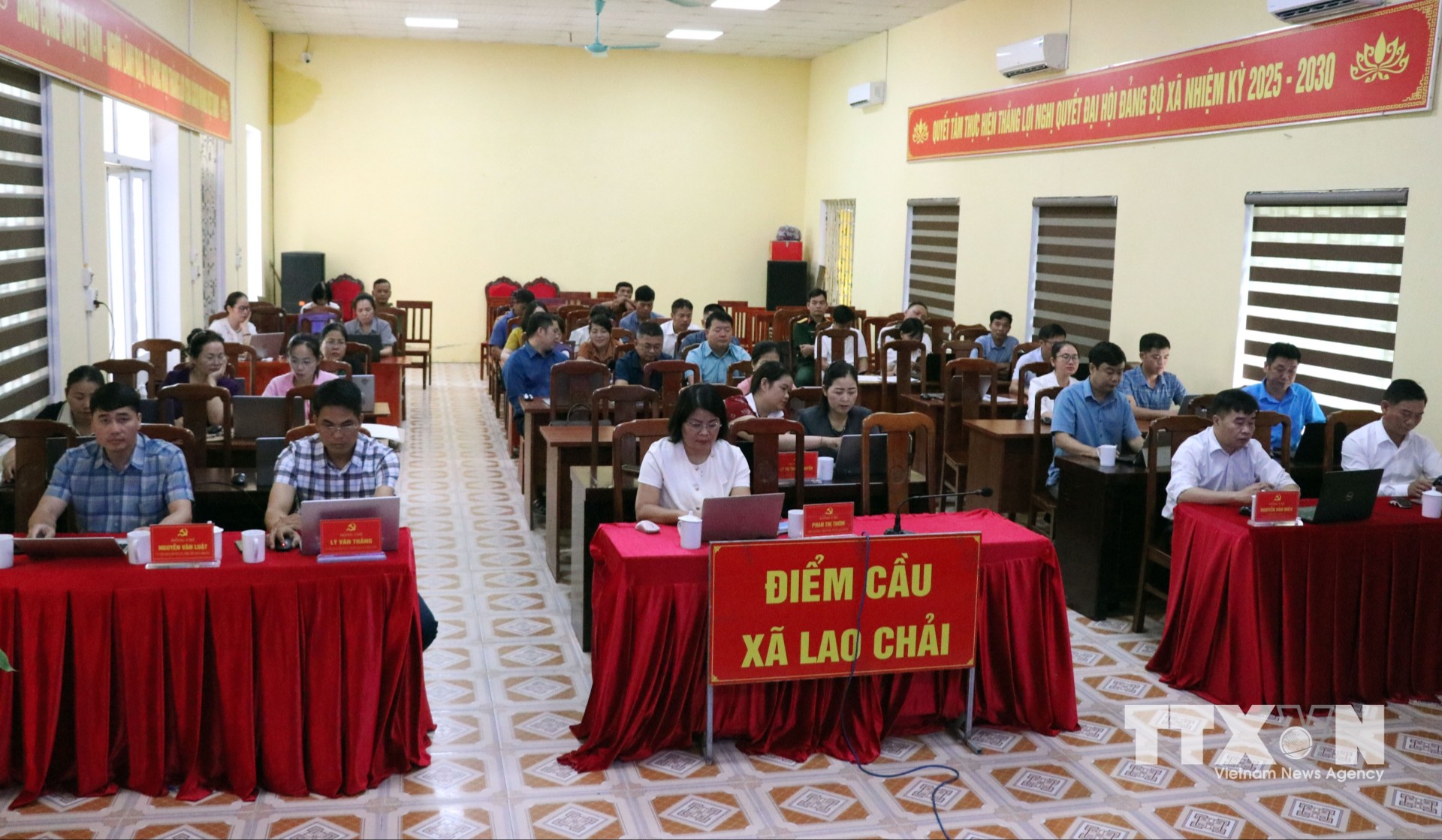 Hội nghị trực tuyến được xã Lao Chải khai thác hiệu quả, giúp kết nối thông suốt với cấp trên, rút ngắn thời gian chỉ đạo, điều hành và nâng cao hiệu quả hoạt động của chính quyền cơ sở. (Ảnh: Đức Thọ/TTXVN)